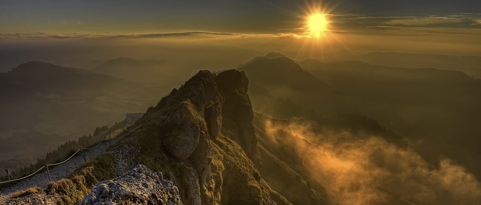 Gratweg längs des Hochgrats – Allgäuer Alpen. Von Sonne erleuchteter Nebel steigt den Felsen empor: Energiearbeit.