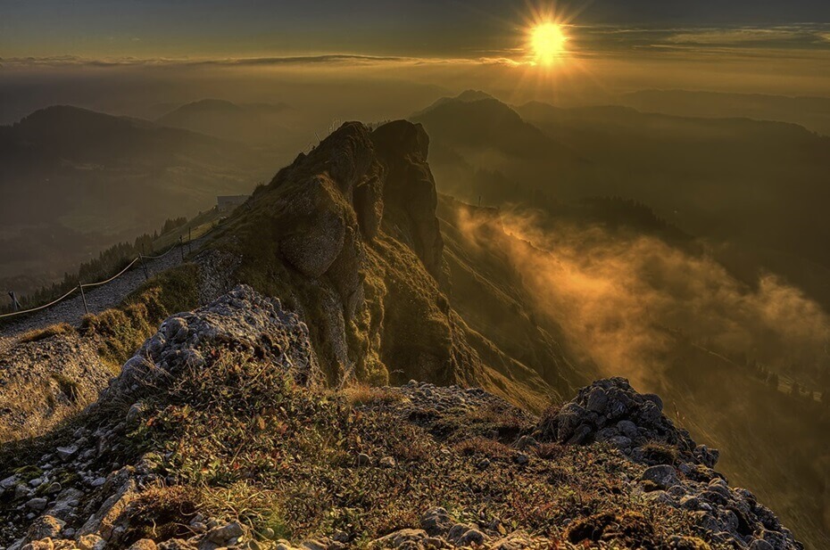 Gratweg längs des Hochgrats – Allgäuer Alpen. Von Sonne erleuchteter Nebel steigt Felsen empor: zur Energiearbeit.