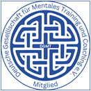 Blau-weißes rundes Vereinslogo mit verschlungenem keltischem Knotenmuster, Text "Deutsche Gesellschaft für Mentales Training und Coaching e.V.", "Mitglied".