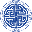 Blau-weißes rundes Vereinslogo mit verschlungenem keltischem Knotenmuster, Text "Deutsche Gesellschaft für Mentales Training und Coaching e.V.", "Mitglied".