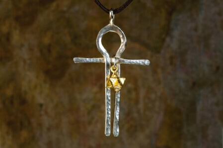 Schmuckanhänger: All-Einheits-Mensch (Atlantiskreuz) aus Silber mit Merkaba (Form = Stern-Tetraeder) aus Gelbgold.