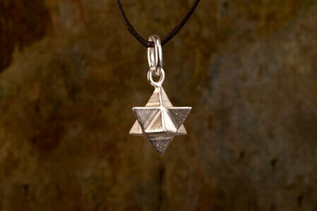 Schmuckanhänger: Merkaba (die Form besteht aus einem Stern-Tetraeder) aus Silber.